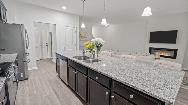 Building Photo - Stylish 3 Bedroom Townhome in The Commons – Richmond Hill Living at Its Finest