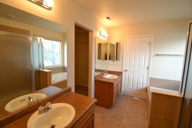 Building Photo - 3 Bedroom Townhome Available Now!