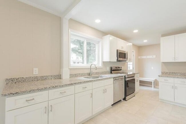 Building Photo - Spacious 4 Bedroom Home in West End Manor – $2,400/mo