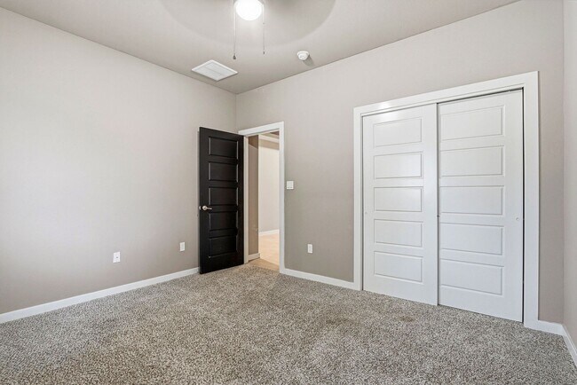 Building Photo - BEAUTIFUL FAR EAST HOME RIGHT OFF I-10, PET FRIENDLY WITH NO BREED RESTRICTIONS