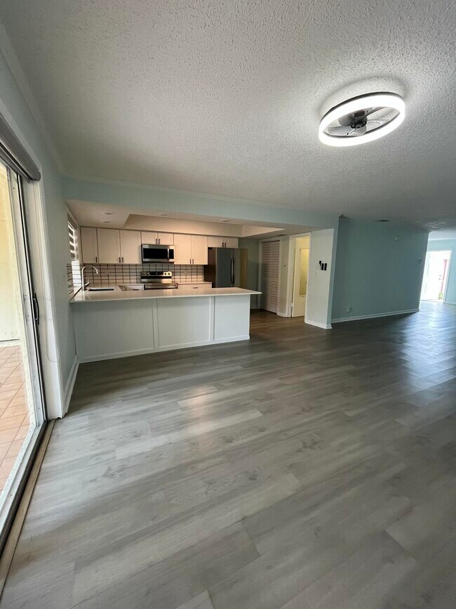 Building Photo - 4305 Coral Springs Dr