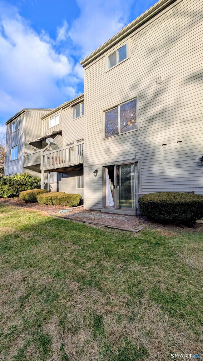 Building Photo - 10 Ledgewood Dr