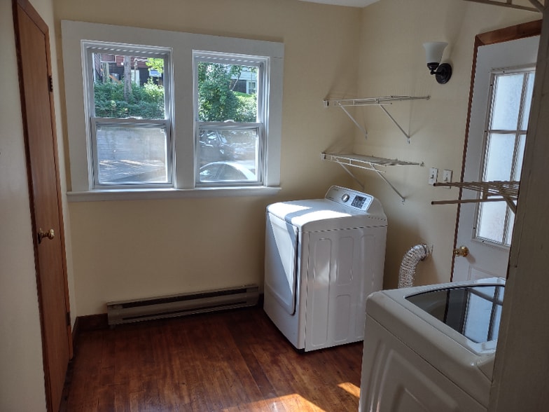 Building Photo - 304 Hall Ave