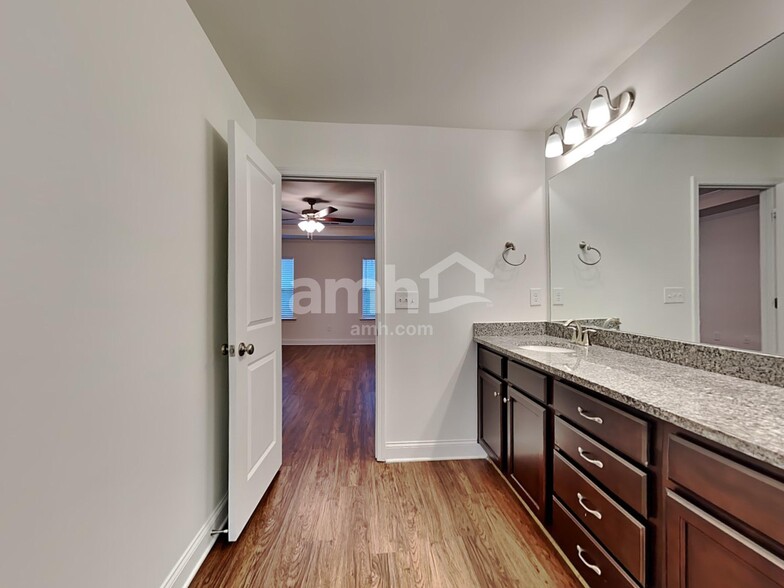 Building Photo - 104 Fairway Dr