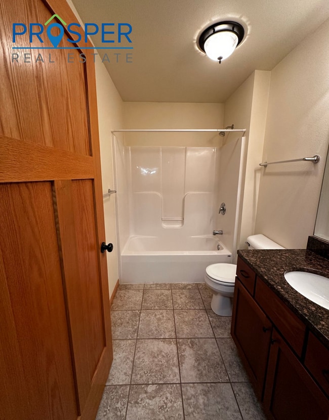 Building Photo - Charming Comfort Meets Prime Eau Claire Location!