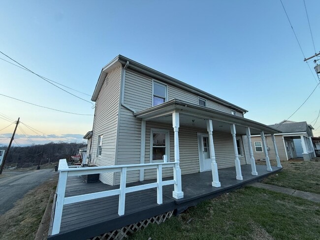 Building Photo - 127 4th St