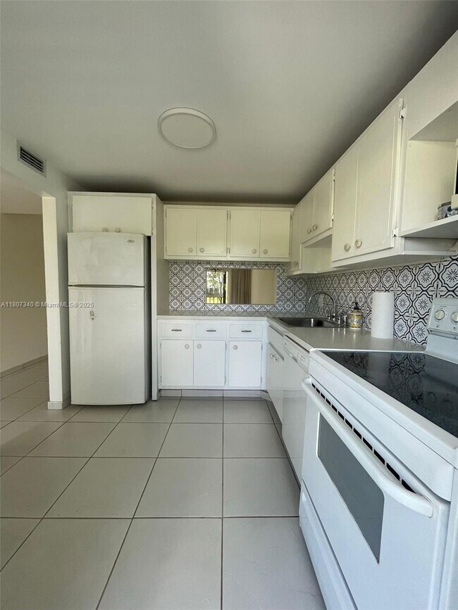 Building Photo - 950 Hillcrest Dr