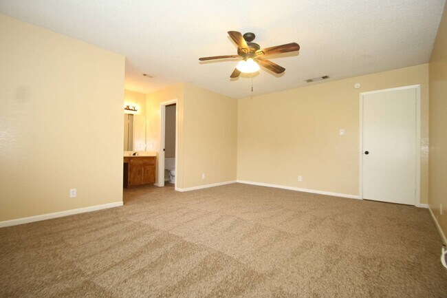 Building Photo - 3205 Tallwood Dr
