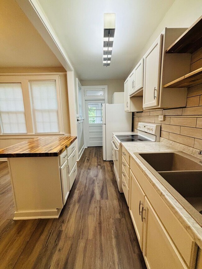 Building Photo - MOVE-IN READY & AVAILABLE NOW!