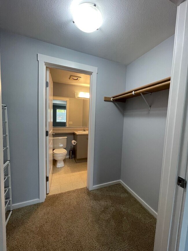 Building Photo - Welcome Home to Comfort & Convenience in E...