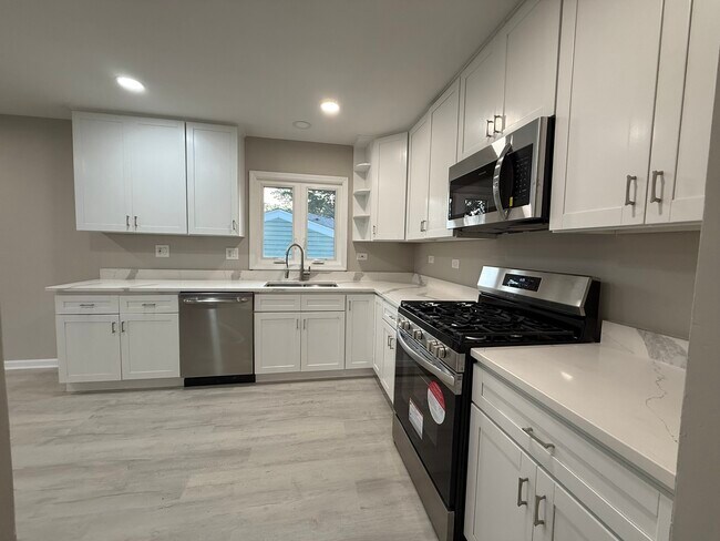 Building Photo - 337 Woodland Dr