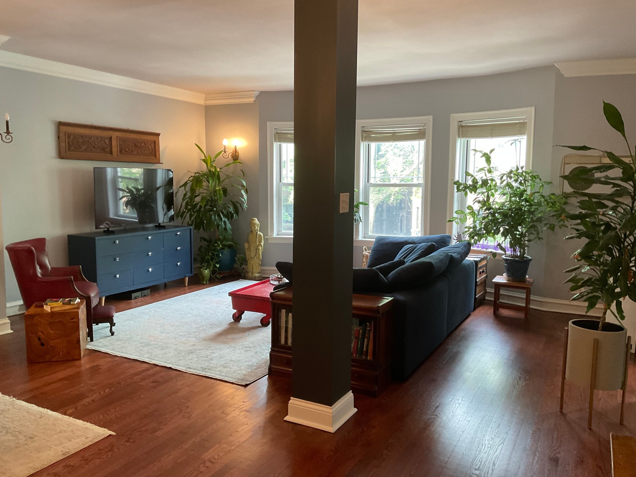 Living room - 825 Forest Ave