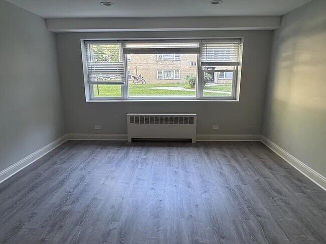 Building Photo - 6114 N Damen Ave