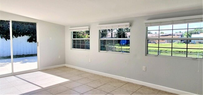 Building Photo - 571 Riverside Dr