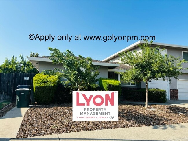 Building Photo - Spacious 2 bedroom, single level duplex in...