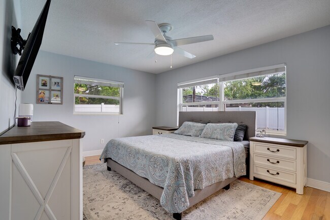 Building Photo - 2076 Burnice Dr