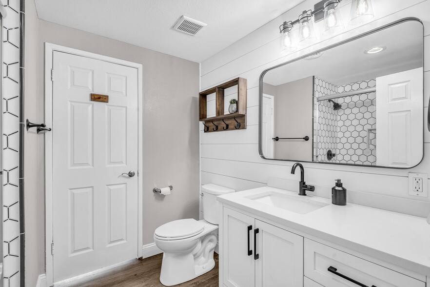 Bath #2 - 1880 N Greengrove St