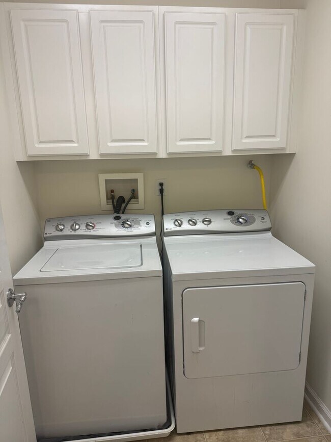 Building Photo - PRICE DROPPED! Spacious 3BR/2.5BA Townhome...