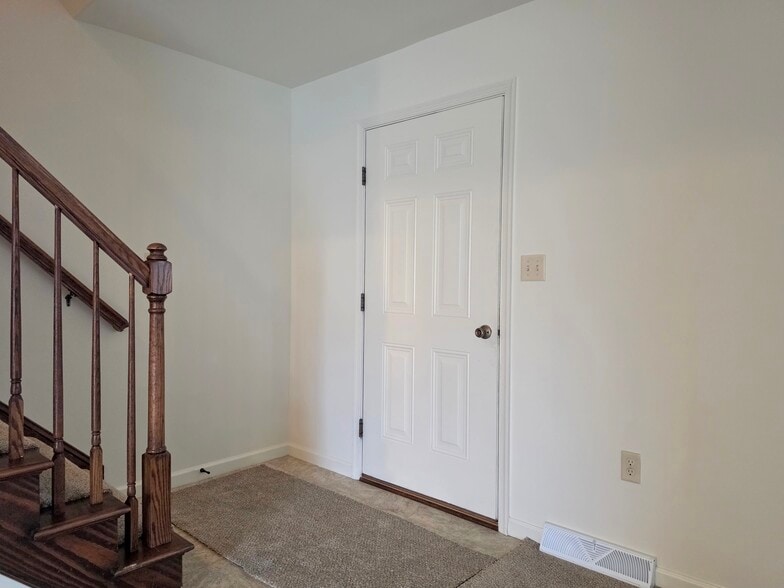 Building Photo - 14 Gable Dr