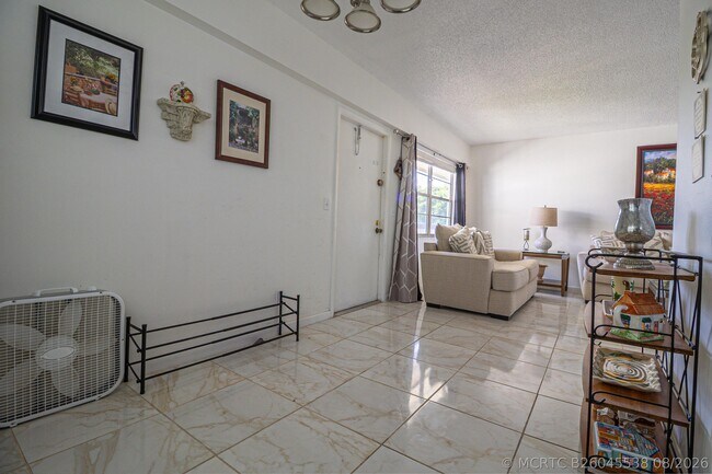 Building Photo - 158 Mansfield D