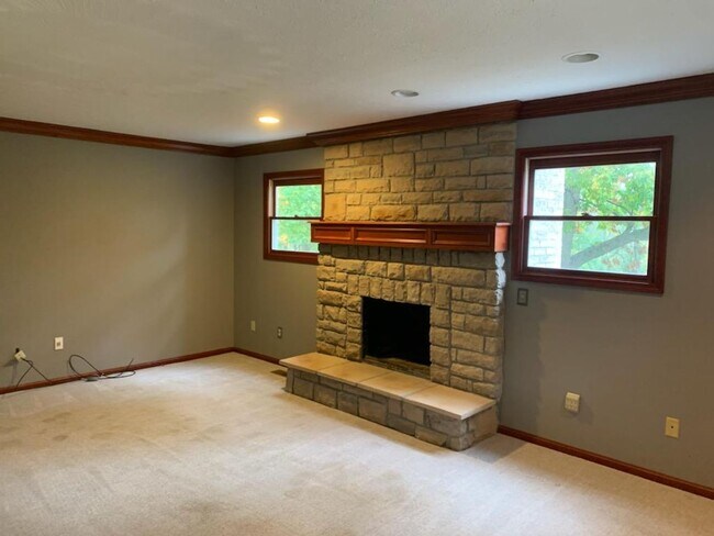 Building Photo - 889 Ghent Rd
