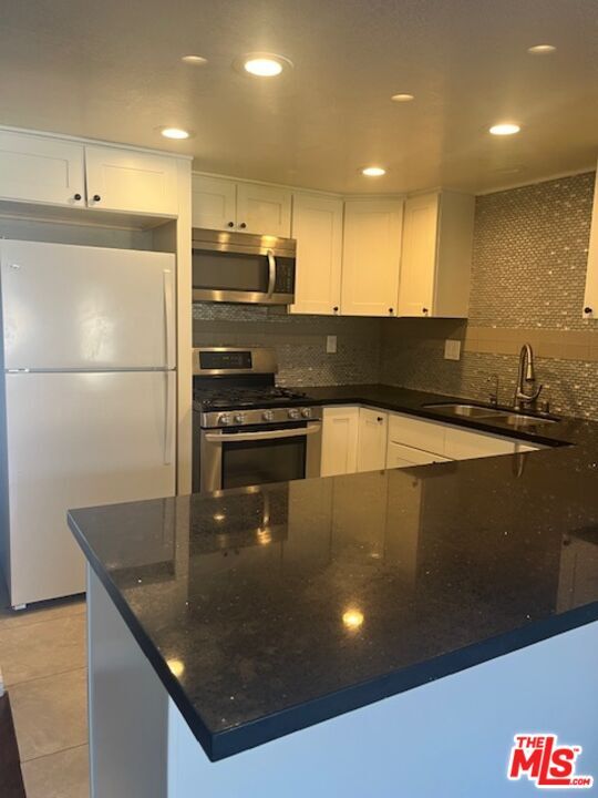 Building Photo - 533 W 219th St