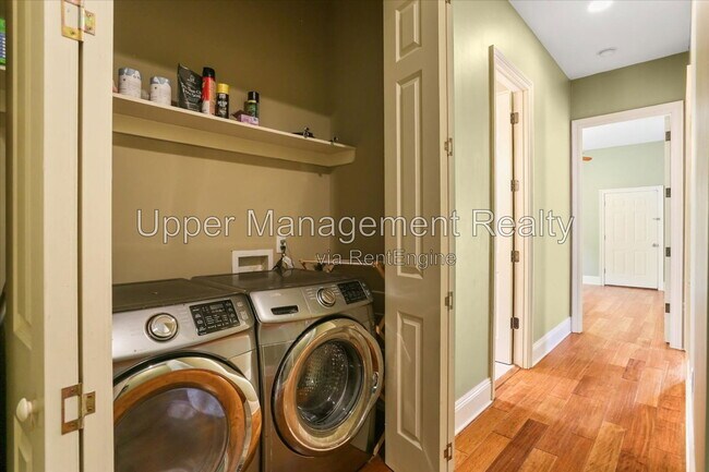 Building Photo - 523 S Hennessey St