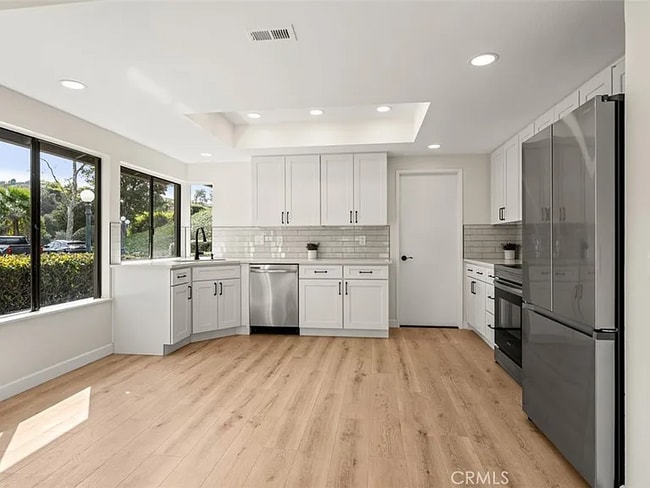 Building Photo - Stylish Unit with Generous Layout