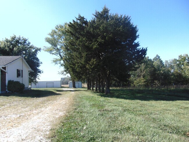 Building Photo - Fayette Family Farm House!