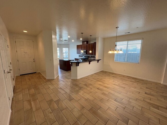 Building Photo - NW Visalia Home Near Shopping Center Available Now!