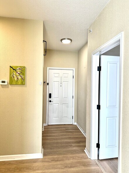 Entryway. - 8412 S Holland Ct