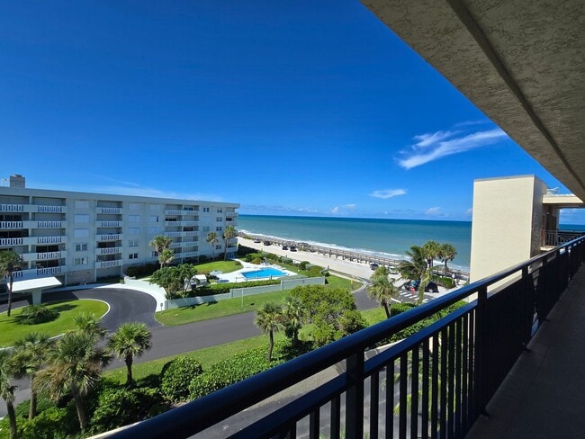 Building Photo - Penthouse in the Racquet Club annual rental!