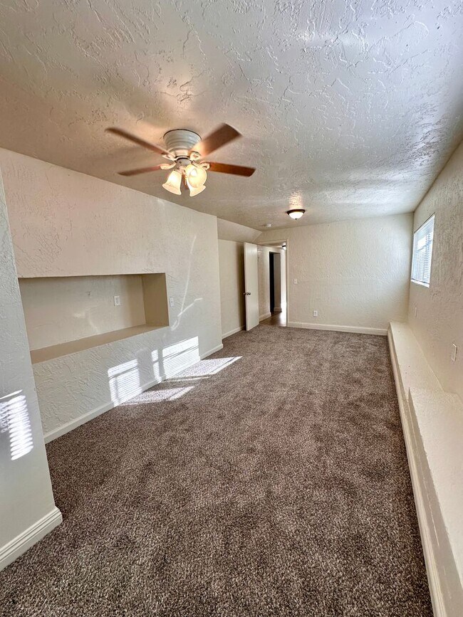 Building Photo - LARGE DOWNSTAIRS CORNER UNIT 2 BED 1 BATH ...