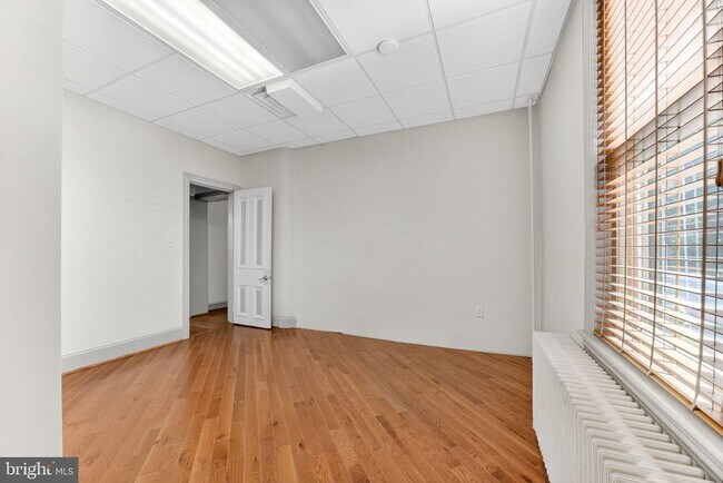 Building Photo - 401 W Broad St