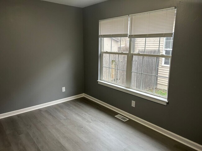 Building Photo - 3 Bedroom House