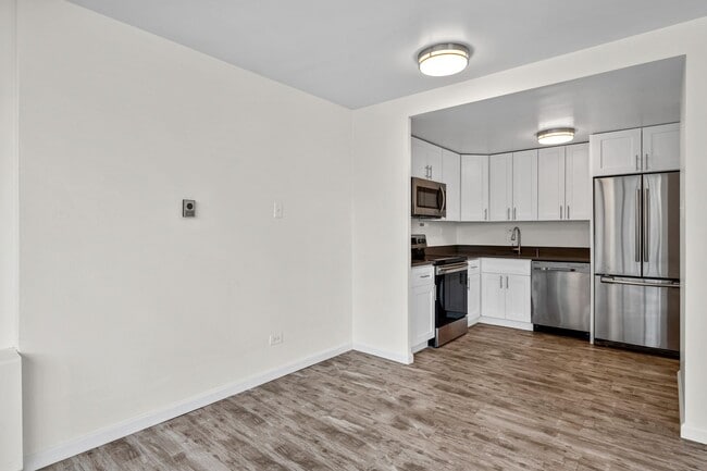 Building Photo - Beautifully renovated condo in the Cherry Creek Area!