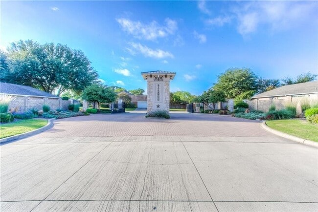 Building Photo - Spacious 3 Bed- 2 Bath in the Exclusive Private Riverwood Addition- SW Fort Worth- 76116