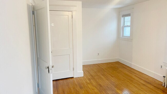 Building Photo - 73-75 Wallingford Ave