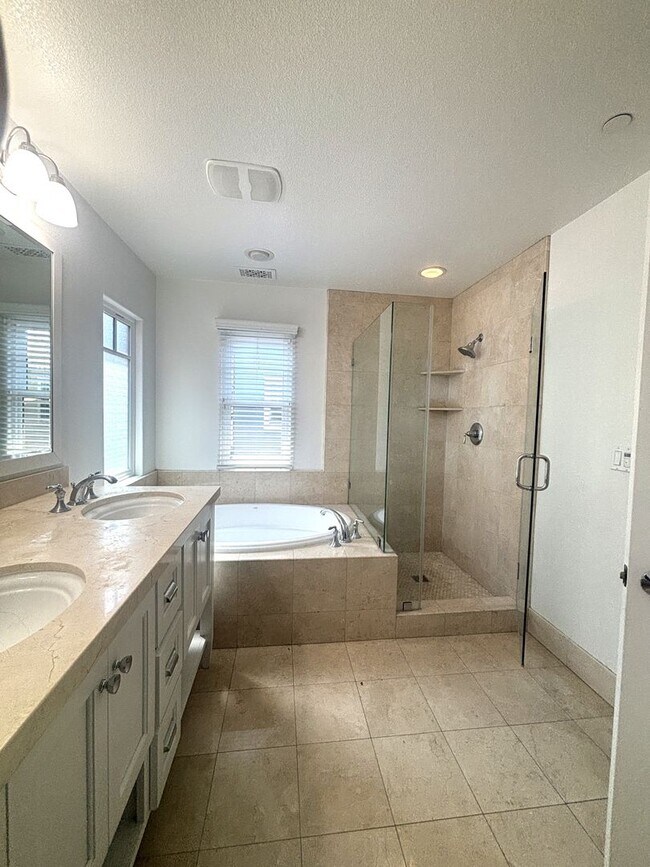Building Photo - Pet Friendly 4 Bedroom 3.5 Bath Delightful...