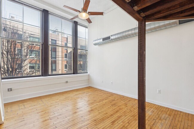 Building Photo - Newly Renovated Condo Center City