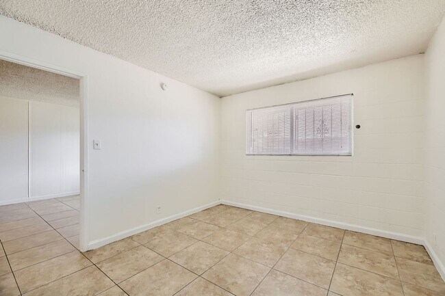 Building Photo - 1 Bedroom 1 Bathroom Condo Minutes from Th...