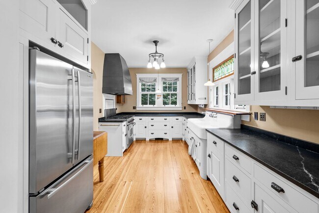 Building Photo - 4 Bed 3.5 bath - Kensington Victorian - Mo...