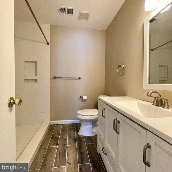 Building Photo - 1104 Mews Dr