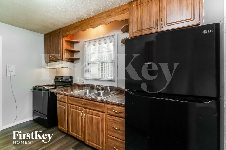 Building Photo - 2031 Sharon Ave