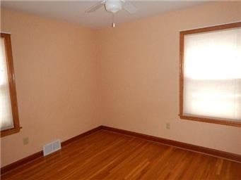 Building Photo - Great 3 Bedroom 1 Bathroom Home in South Minneapolis!