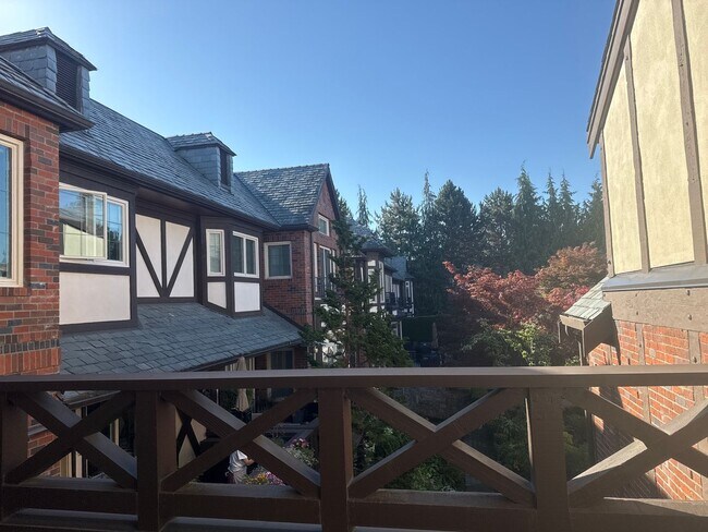 Building Photo - Exceptional 3 bed, 3 bath in Houghton Kirk...