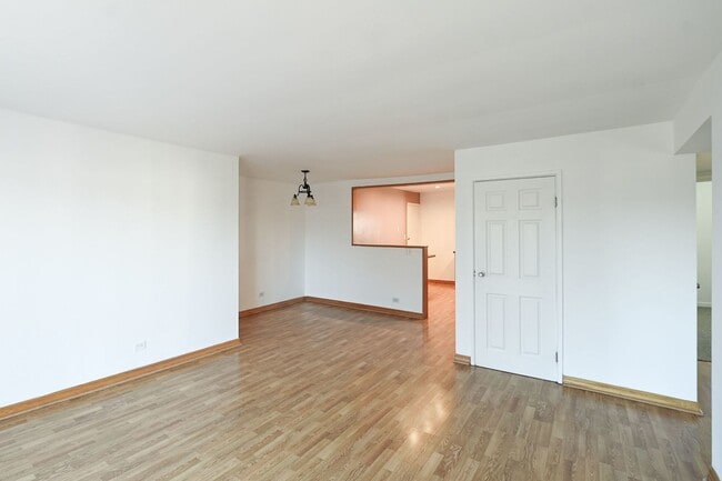 Building Photo - 9457 Bay Colony Dr