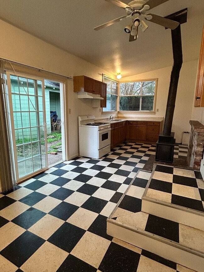 Building Photo - 1823 Mulberry St