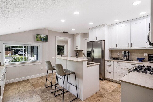 Building Photo - Hourglass District ~ Gorgeous 3/2.5 home w...