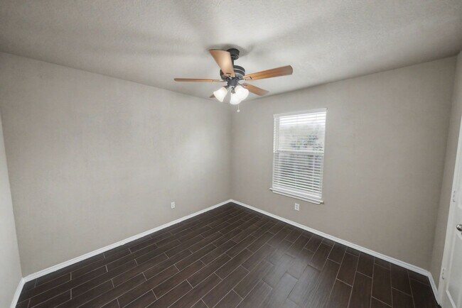 Building Photo - Spacious Single-Story Home with Solar Panels - Realtor Commission: $500